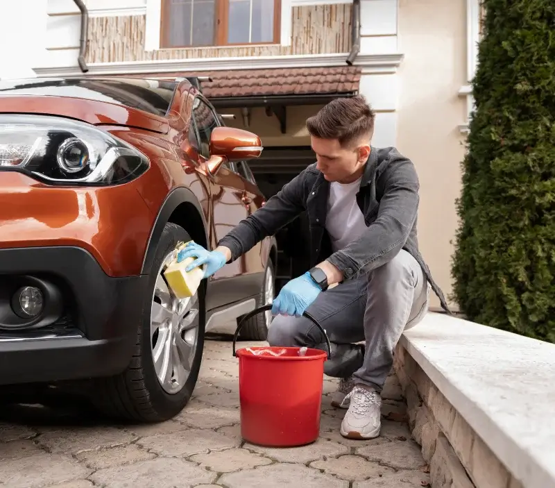 Lavage auto à domicile Saint-Germain-de-Longue-Chaume : professionnel intervenant sur un véhicule